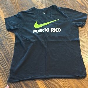 Nike Black and Green Short Sleeve Tee